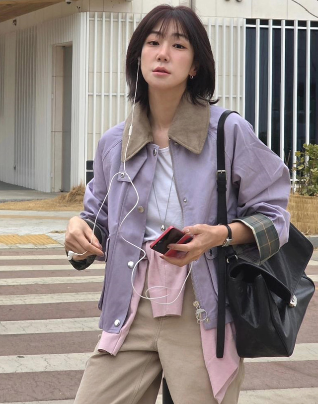 바버 [EXCLUSIVE] 여성 퍼플 Cropped Beadnell 캐주얼 자켓 착용컷