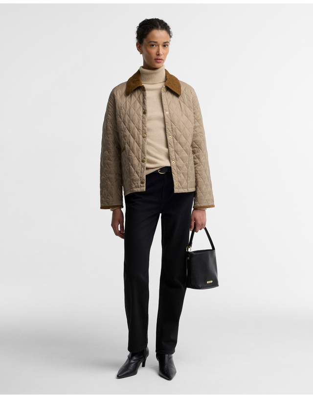 바버 여성 베이지 Icons Cropped Liddesdale 퀼팅 자켓 착용컷