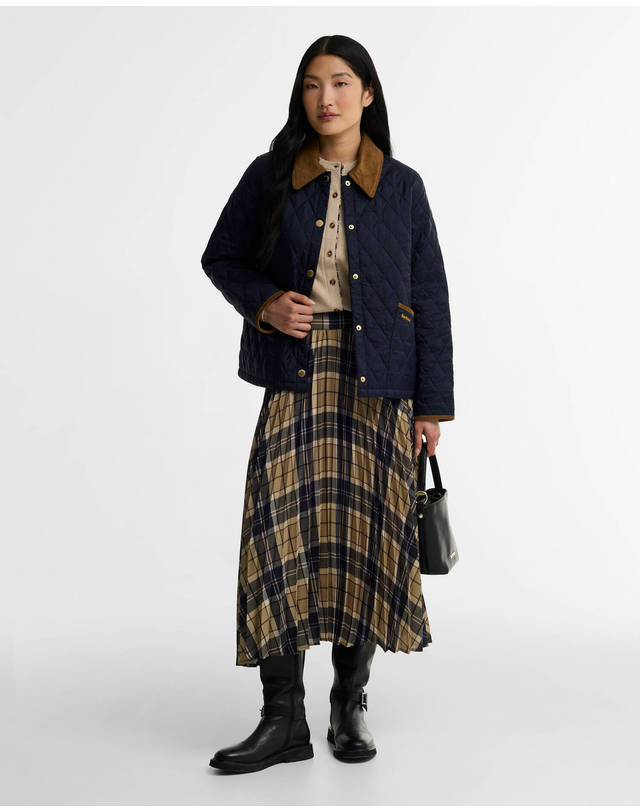 바버 여성 네이비 Icons Cropped Liddesdale 퀼팅 자켓 착용컷