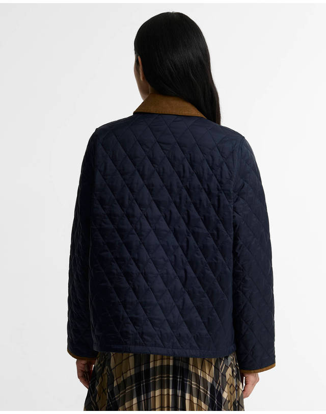 바버 여성 네이비 Icons Cropped Liddesdale 퀼팅 자켓 착용컷