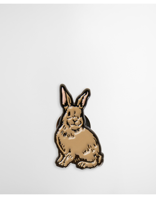 바버 바버 Rabbit 핀뱃지 베이지 착용컷