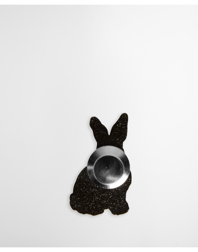 바버 바버 Rabbit 핀뱃지 베이지 착용컷