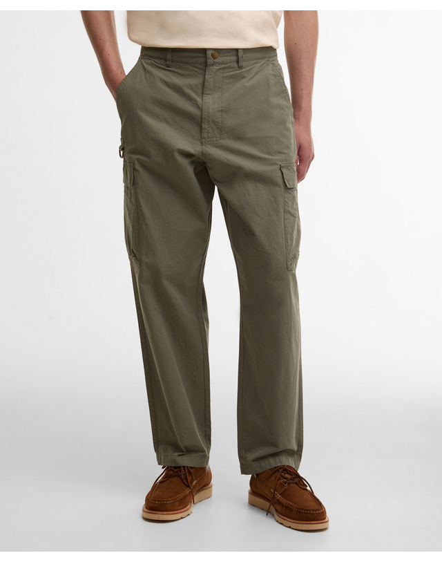 바버 남성 올리브 Spey Poplin Relaxed 팬츠 진한 연두 착용컷