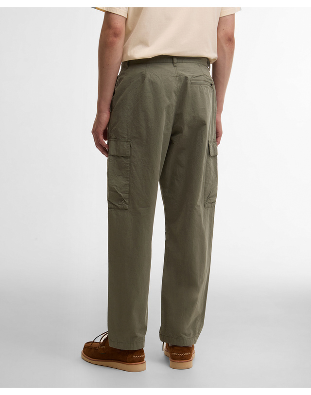 바버 남성 올리브 Spey Poplin Relaxed 팬츠 진한 연두 착용컷