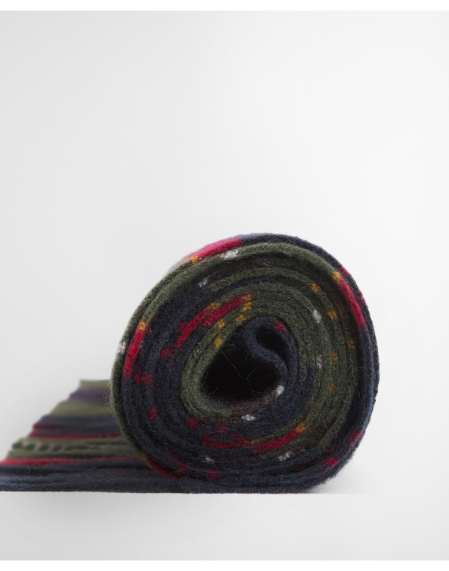 바버 남여공용 레드 Brack Patchwork 타탄 스카프 착용컷