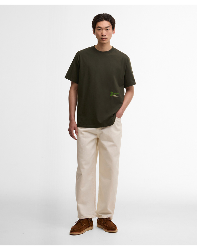 바버 [EXCLUSIVE] 남성 올리브 Terrain OS Graphic 티셔츠 진한 연두 착용컷