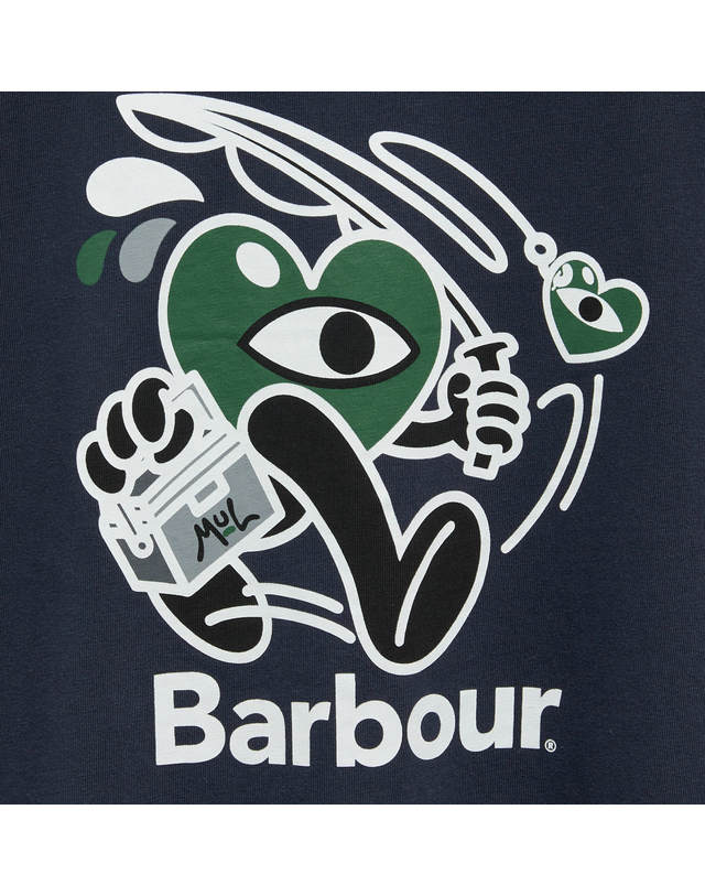바버 [Barbour x Mul Draws] 남성 네이비 Gone Fishing 티셔츠 착용컷