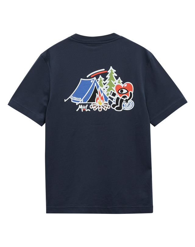 바버 [Barbour x Mul Draws] 남성 네이비 Camping Trip 티셔츠 착용컷