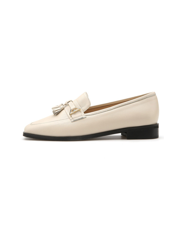 아멜리에 아멜리에 Lucia 여성 양가죽 태슬 로퍼 AM221082 착용컷