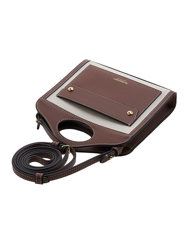 버버리 [버버리] 여성 투톤 캔버스 레더 미니 포켓 백 8052898 LS MICRO POCKET BAG A1395 착용컷