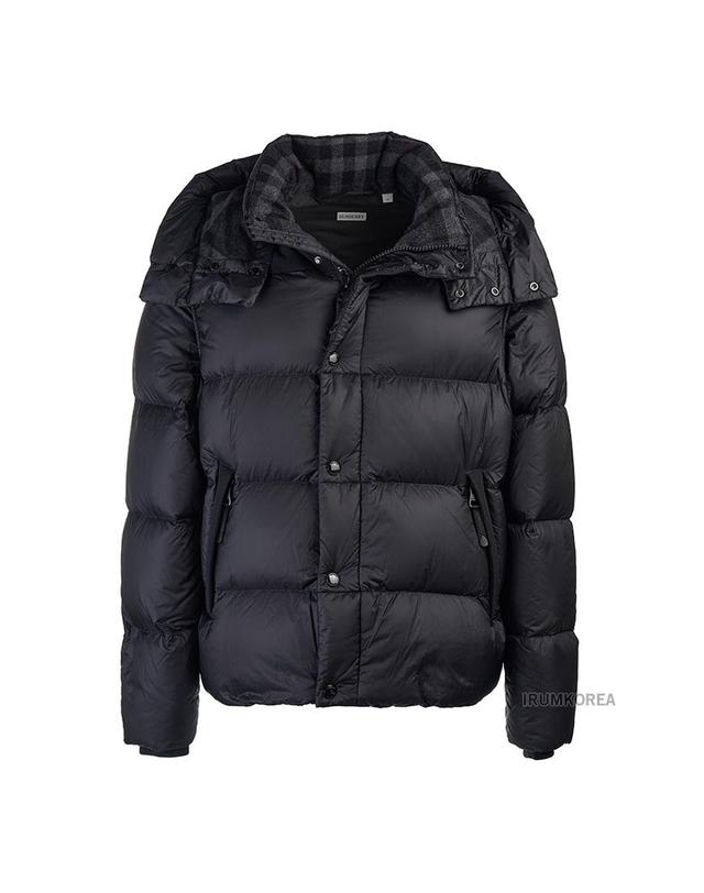 버버리 [버버리] FW24 남성 리즈 패딩 자켓 8096382 M LEEDS A1189 착용컷