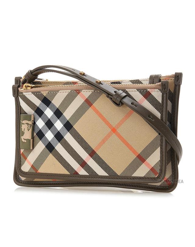 버버리 [버버리] FW24 여성 빈티지 체크 크로스백 8098199 LS CROSSBODY SLING CJI B9368 착용컷