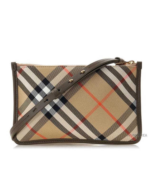 버버리 [버버리] FW24 여성 빈티지 체크 크로스백 8098199 LS CROSSBODY SLING CJI B9368 착용컷