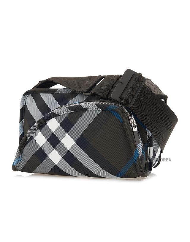 버버리 [버버리] FW24 남성 쉴드 카메라백 8091884 ML SHIELD CAMERA BAG S21 C1170 착용컷