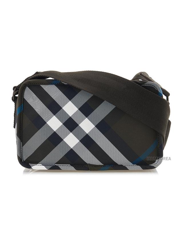 버버리 [버버리] FW24 남성 쉴드 카메라백 8091884 ML SHIELD CAMERA BAG S21 C1170 착용컷