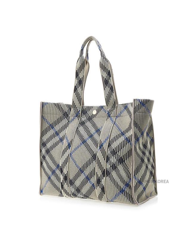 버버리 [버버리] SS25 여성 미디엄 체크 토트백 8090405 LL MD KNIT TOTE CH4 B9629 착용컷