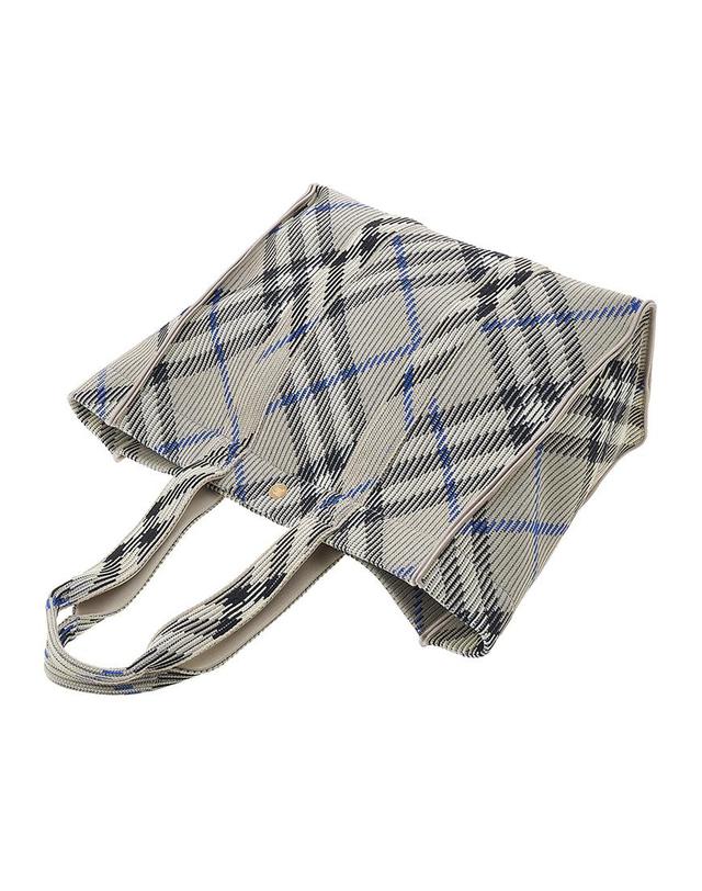 버버리 [버버리] SS25 여성 미디엄 체크 토트백 8090405 LL MD KNIT TOTE CH4 B9629 착용컷