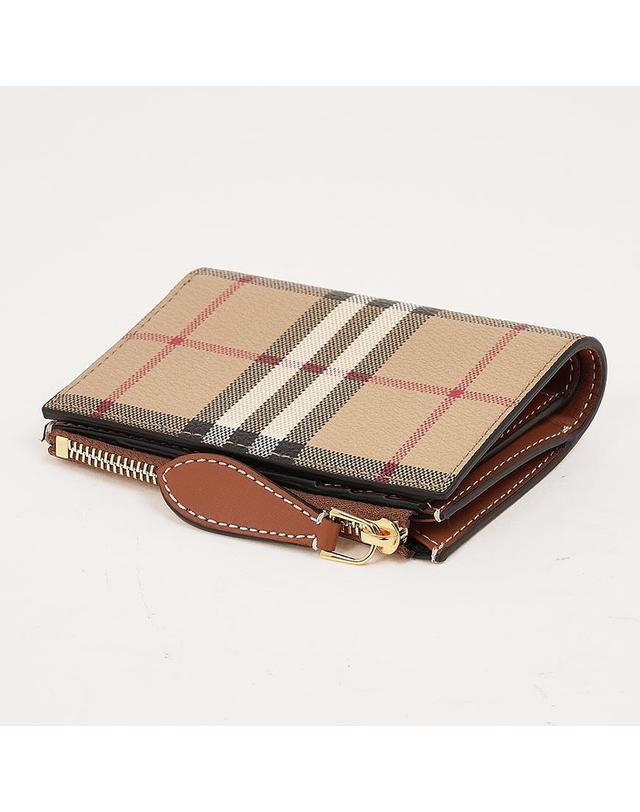 버버리 [버버리] SS26 여성 체크 바이폴드 반지갑 8109807 LS SMALL BIFOLD DFC A9534 착용컷