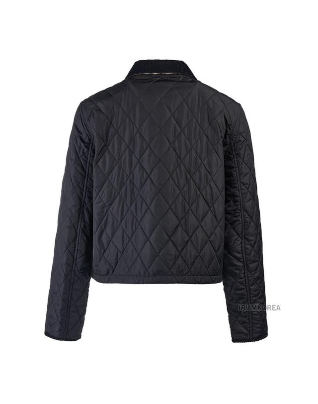 버버리 [버버리] FW25 여성 크롭 퀄팅 자켓 8107465 W OLDHAM C1900 착용컷
