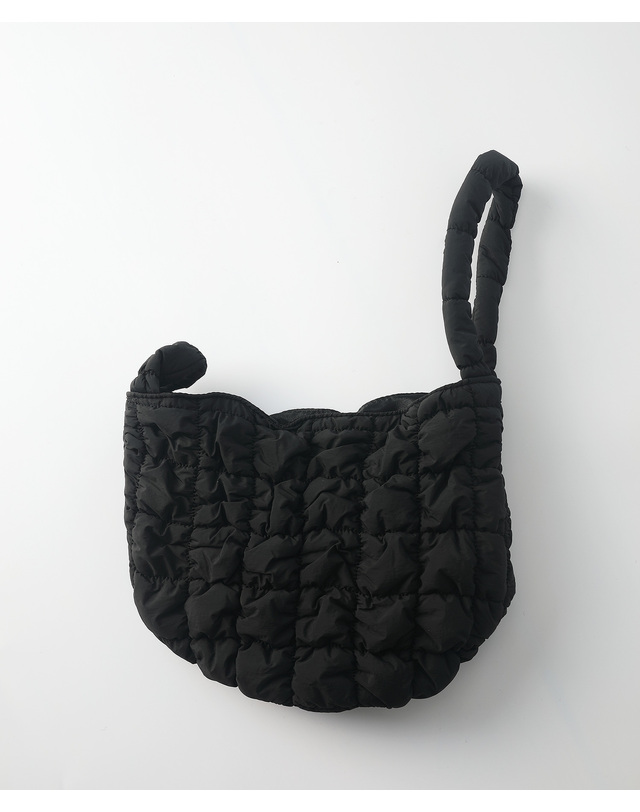 옐로우스톤 Cloud dumpling bag - Black 착용컷
