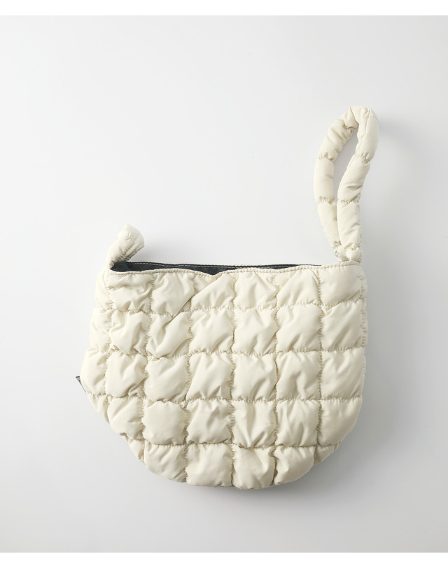 옐로우스톤 Cloud dumpling bag - Beige 착용컷