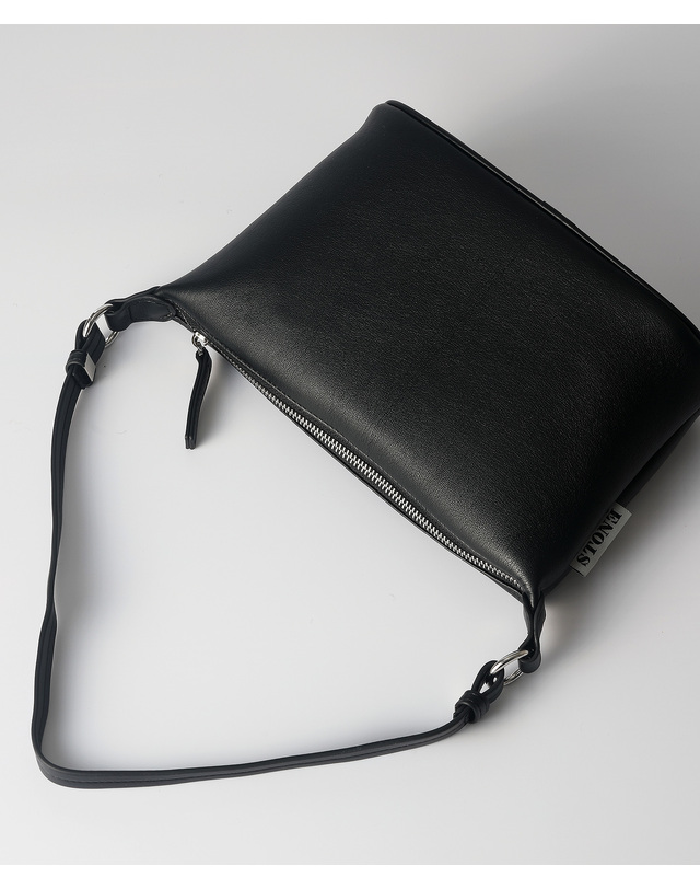 옐로우스톤 Shoulder crunch bag - Black 착용컷
