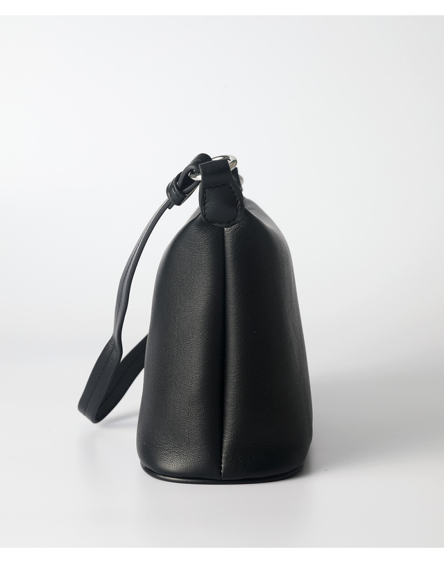 옐로우스톤 Shoulder crunch bag - Black 착용컷
