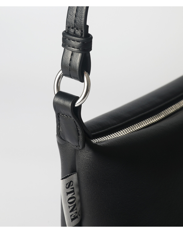 옐로우스톤 Shoulder crunch bag - Black 착용컷