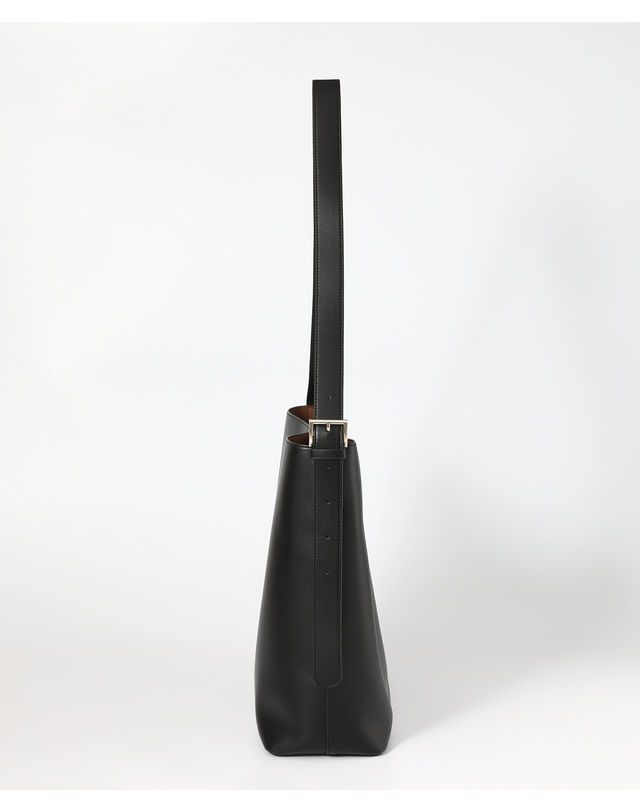 옐로우스톤 Square Vegan Leather bag - Black 착용컷