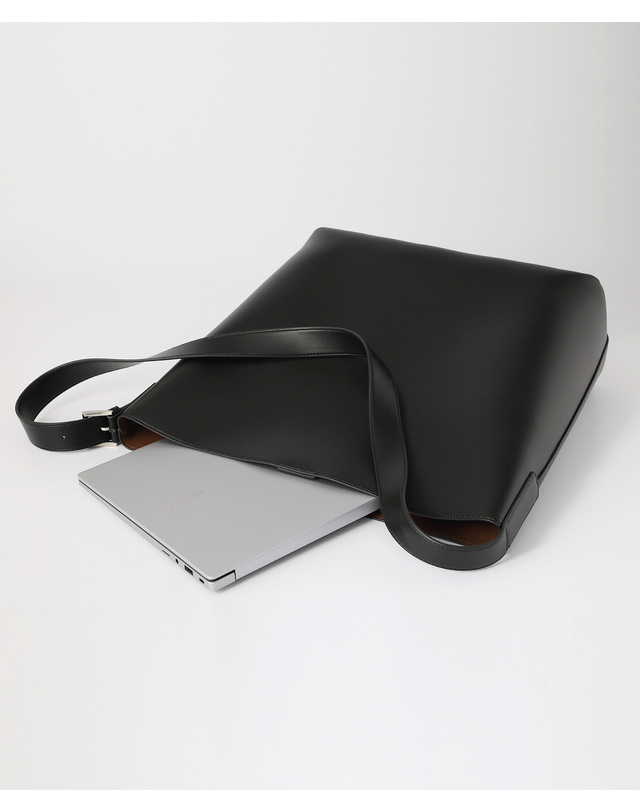 옐로우스톤 Square Vegan Leather bag - Black 착용컷