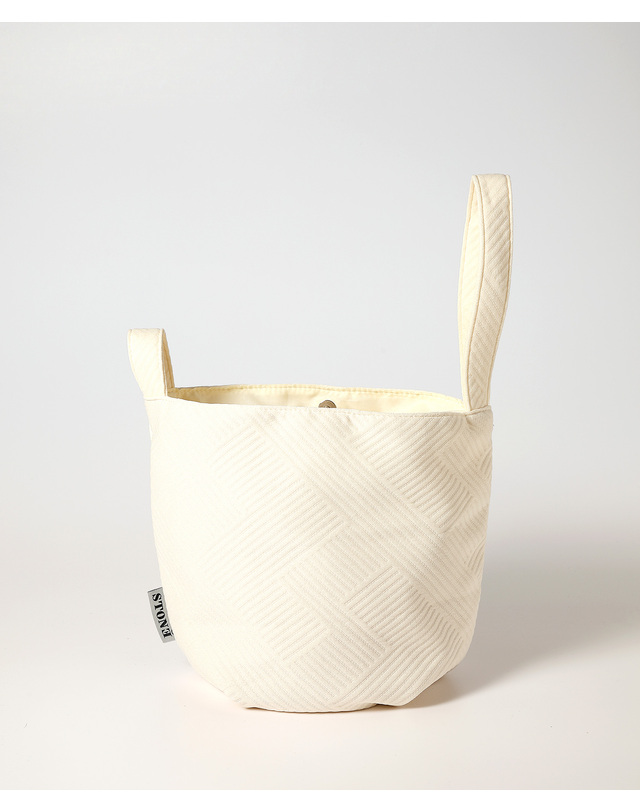 옐로우스톤 Embossing Dumpling wrist bag - Stripe Ivory 착용컷