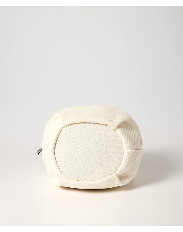 옐로우스톤 Embossing Dumpling wrist bag - Stripe Ivory 착용컷