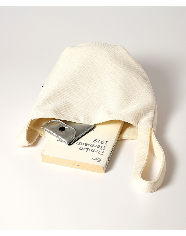 옐로우스톤 Embossing Dumpling wrist bag - Stripe Ivory 착용컷