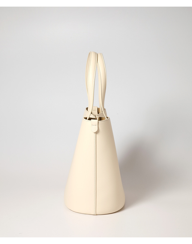 옐로우스톤 Vegan leather Handle Bucket bag - Ivory 착용컷