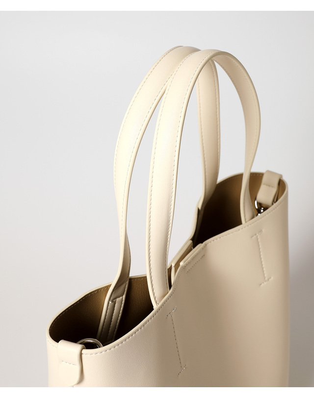 옐로우스톤 Vegan leather Handle Bucket bag - Ivory 착용컷