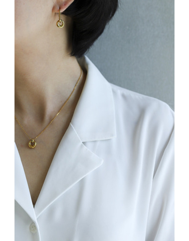 모드곤 [모드곤]미니 골드톤 도넛 목걸이 Mini Goldtone Donut Necklace 착용컷