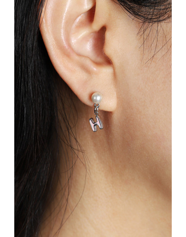 모드곤 [모드곤] 미니 이니셜 진주 귀걸이 MIni Initial Pearl Earrings 착용컷
