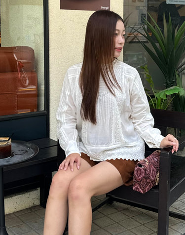 화이트 아일렛자수 면혼방 긴팔블라우스