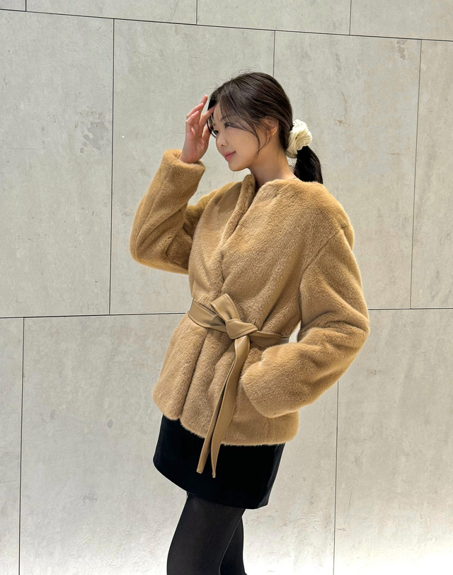 바네사브루노 베이지 페이크퍼 밍크 Fur자켓 스트랩 캐주얼 무스탕점퍼 착용컷