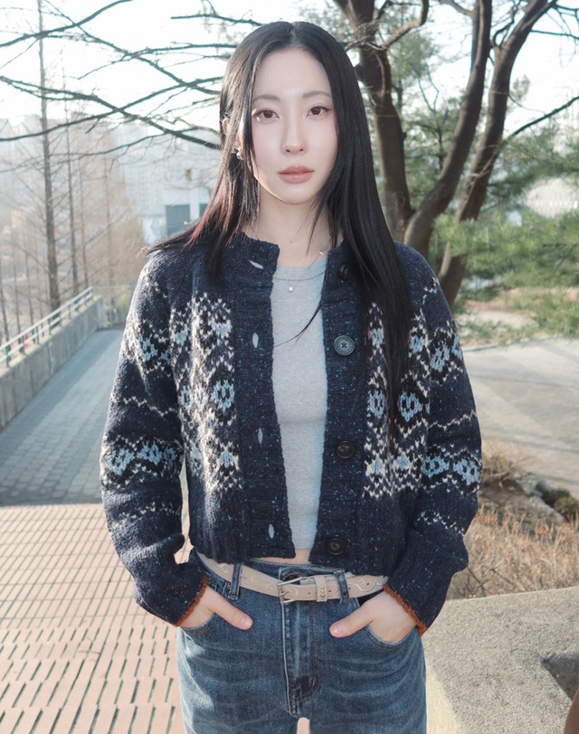 바네사브루노 다크네이비 패턴짜임 울혼방 가디건 진한 네이비 착용컷