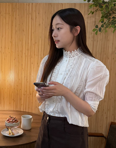 화이트 레이스 7부소매 블라우스