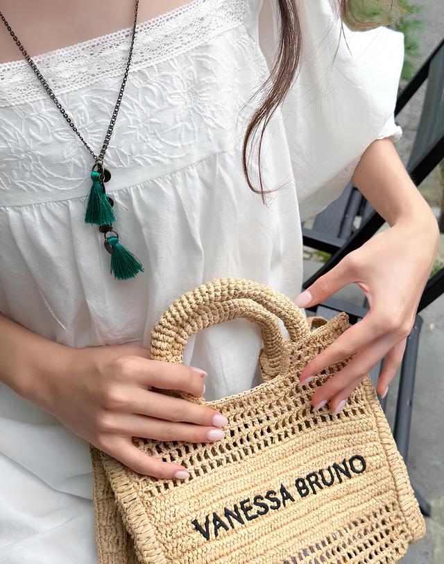 바네사브루노 베이지 로고자수 라피아 PANIER PM백 착용컷