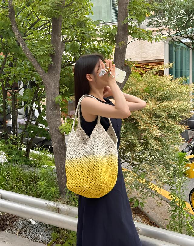 바네사브루노 라이트옐로우 그라데이션 HOBO백 밝은 노랑 착용컷