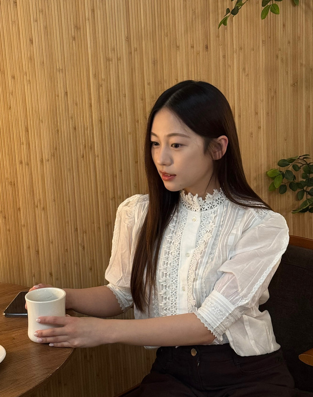 바네사브루노 화이트 레이스 7부소매 블라우스 흰색 착용컷