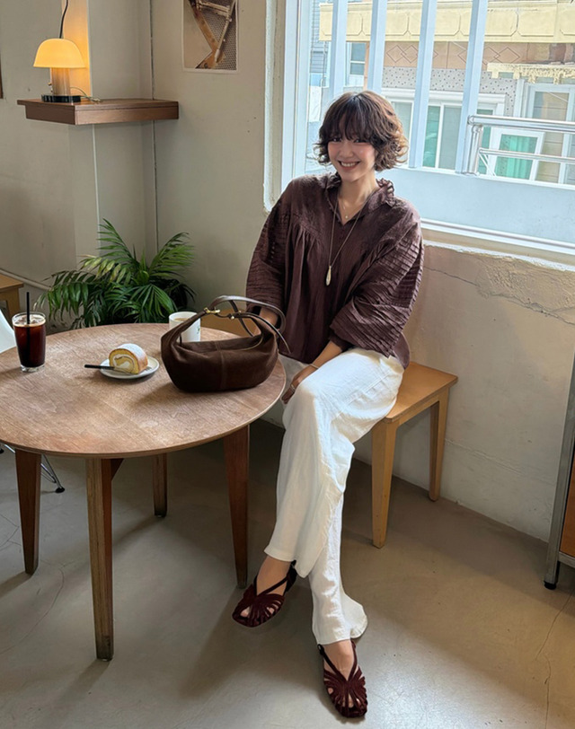 바네사브루노 [백화점BEST] Dahlia 브라운 빈티지 레이스 블라우스 착용컷