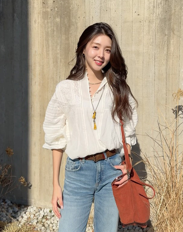 바네사브루노 [백화점BEST] [인플루언서PICK] Dahlia 화이트 빈티지 레이스 블라우스 흰색 착용컷