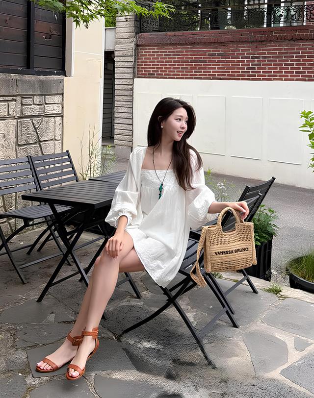 바네사브루노 화이트 스퀘어 넥 자수 미니 드레스 흰색 착용컷