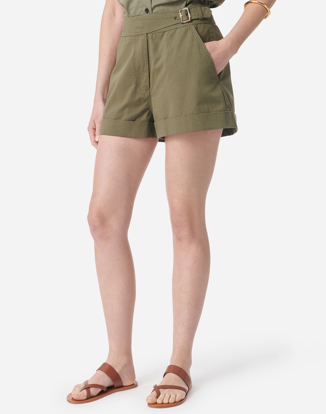 바네사브루노 카키 버클장식 숏팬츠 착용컷
