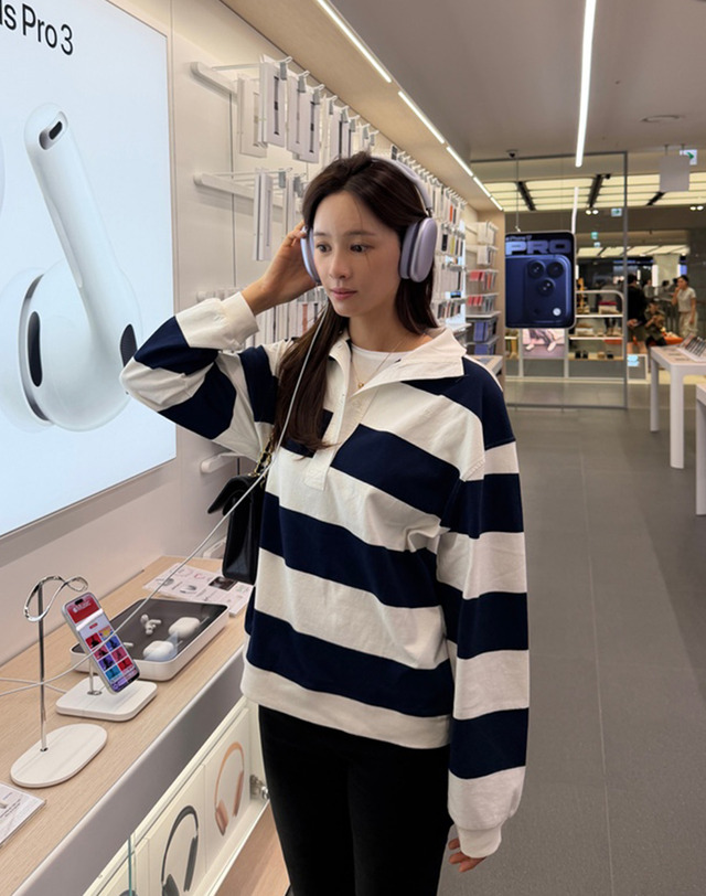 바네사브루노 네이비 코튼 스트라이프 하프 버튼업 긴팔 티셔츠 착용컷