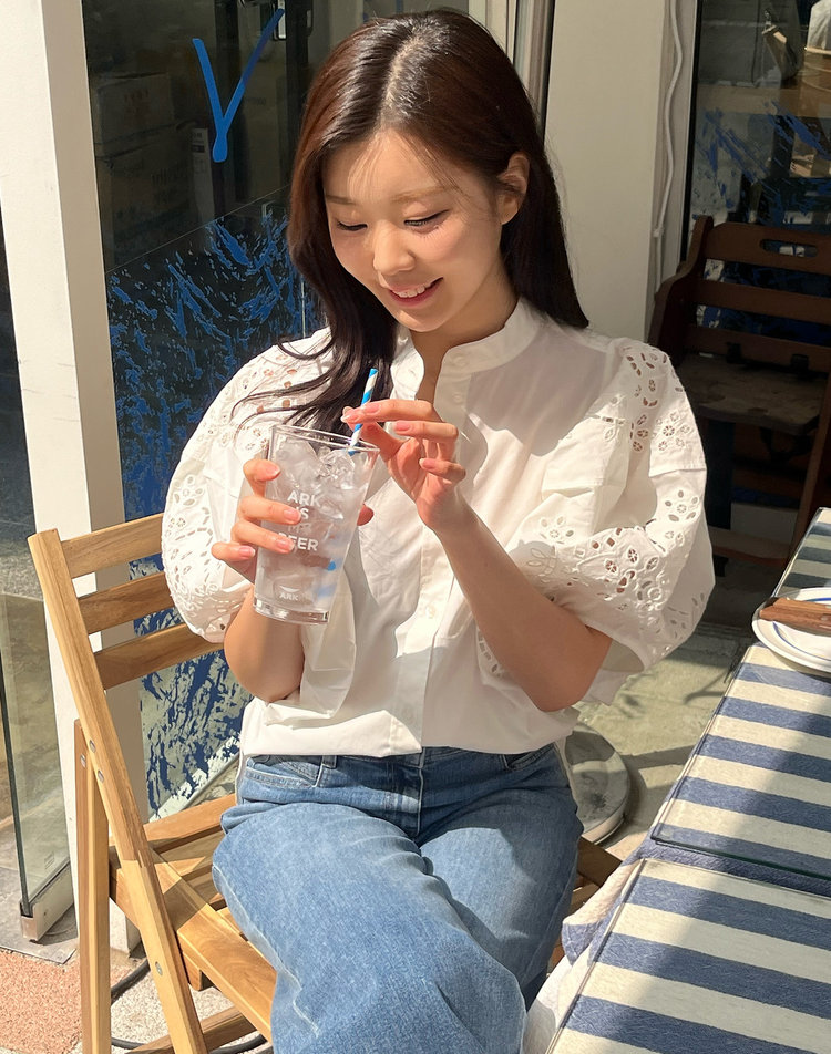 오프화이트 아일렛자수 긴팔블라우스